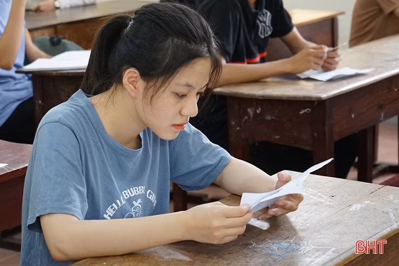 Sỹ tử Hà Tĩnh đội nắng, tự tin bước vào kỳ thi THPT quốc gia