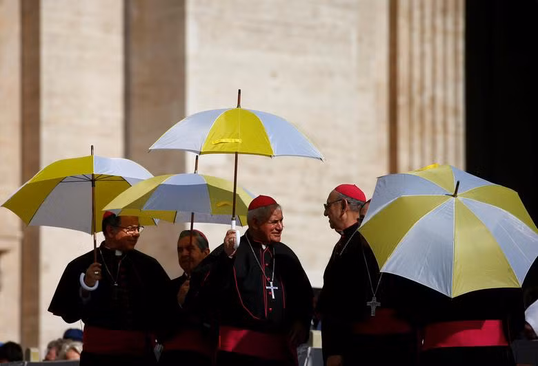 Muôn kiểu hạ nhiệt của người dân châu Âu trong đợt nắng nóng kỷ lục