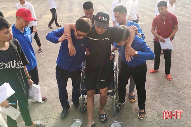 Thanh niên tình nguyện Hà Tĩnh hỗ trợ học sinh dân tộc Lào bị gãy chân thi THPT quốc gia
