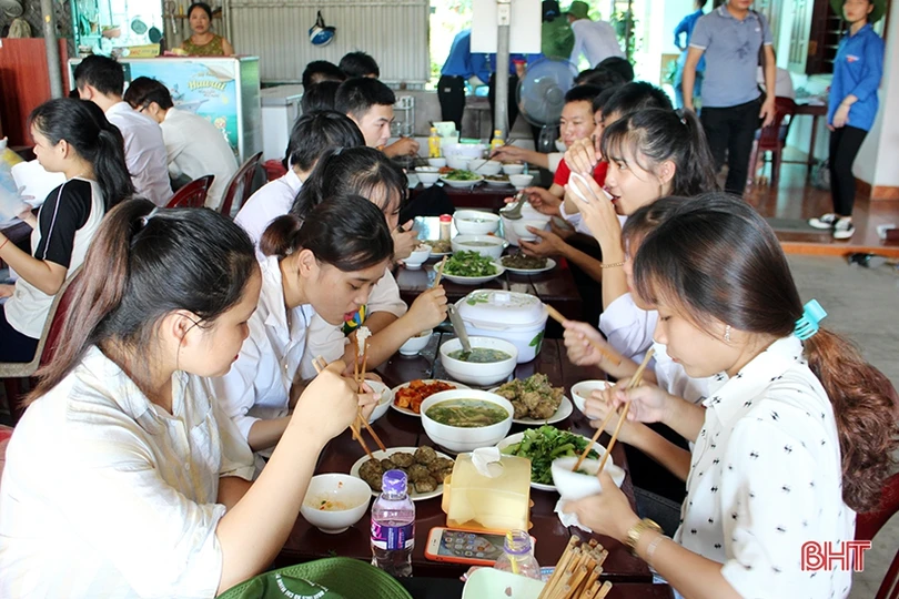 Đoàn trường THPT Cẩm Bình nấu ăn miễn phí cho thí sinh ở xa