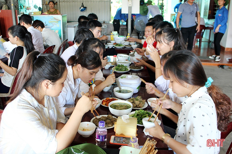 Đoàn trường THPT Cẩm Bình nấu ăn miễn phí cho thí sinh ở xa
