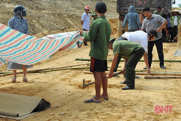 Đổ đất thi công công trình, tá hỏa phát hiện xác người trên xe tải