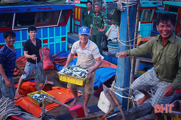 Đón bình minh sớm trên cảng Cửa Sót