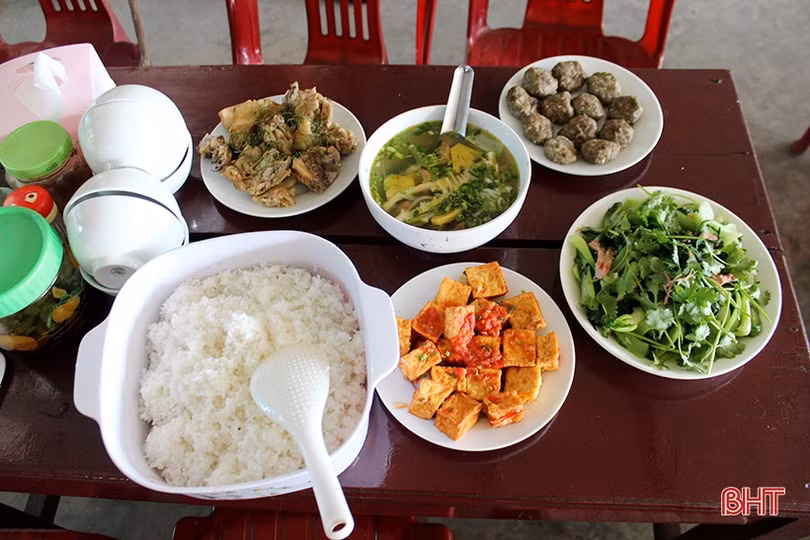 Đoàn trường THPT Cẩm Bình nấu ăn miễn phí cho thí sinh ở xa