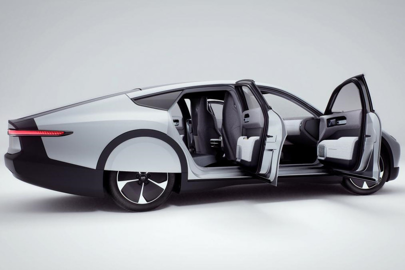 Xe điện đầu tiên thế giới chạy bằng năng lượng mặt trời