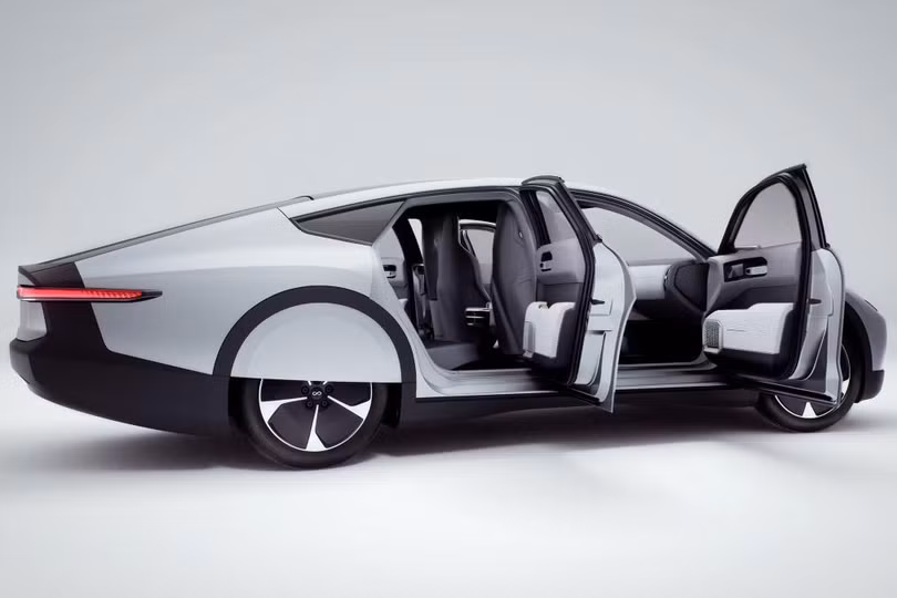 Xe điện đầu tiên thế giới chạy bằng năng lượng mặt trời