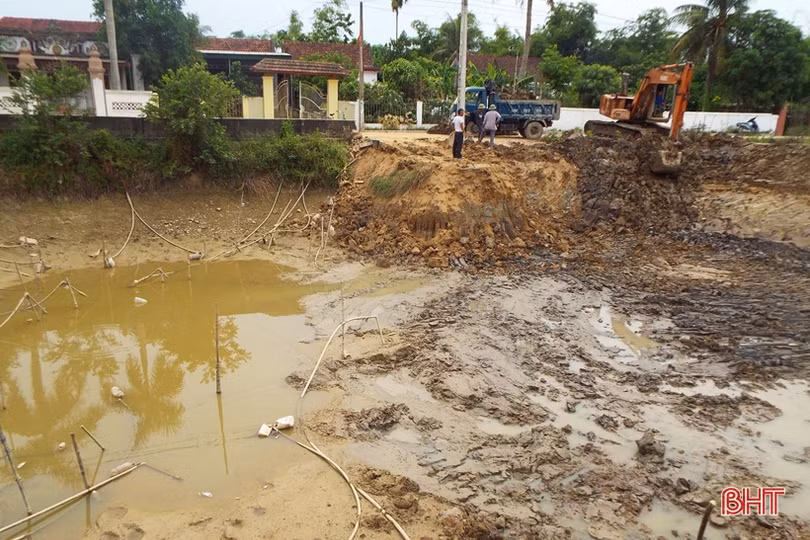 Bể cạn nước mưa, người dân Đức Thọ cải tạo 30 giếng làng “chống khát”