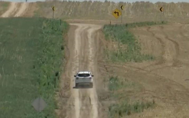 Đi theo Google Maps, 100 ôtô mắc kẹt trong bùn