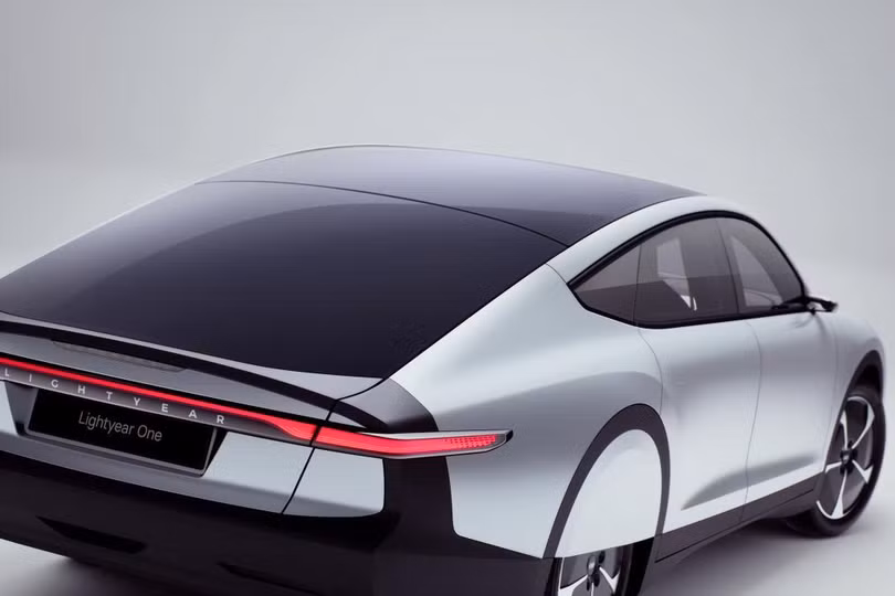 Xe điện đầu tiên thế giới chạy bằng năng lượng mặt trời