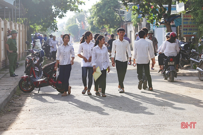 Sỹ tử Hà Tĩnh đội nắng, tự tin bước vào kỳ thi THPT quốc gia