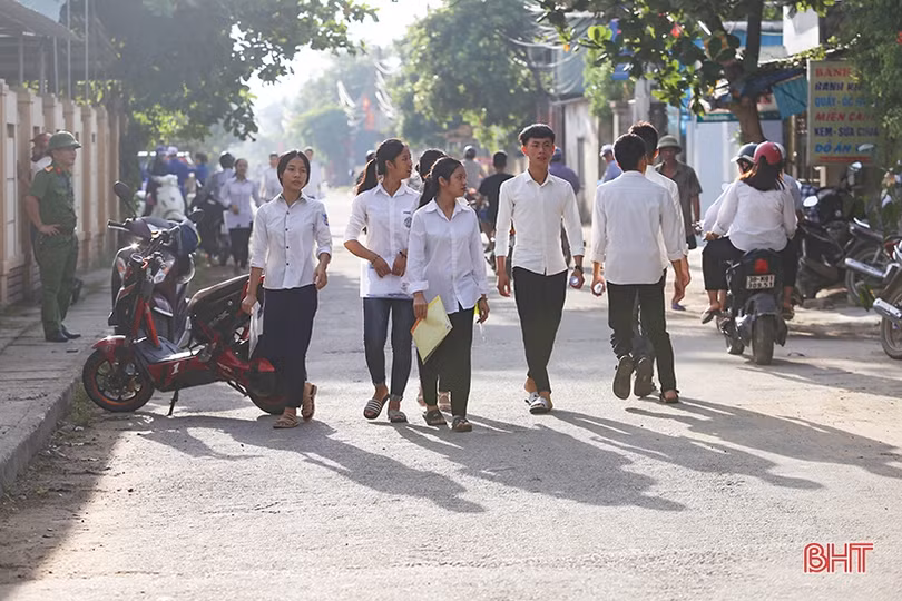 Sỹ tử Hà Tĩnh đội nắng, tự tin bước vào kỳ thi THPT quốc gia