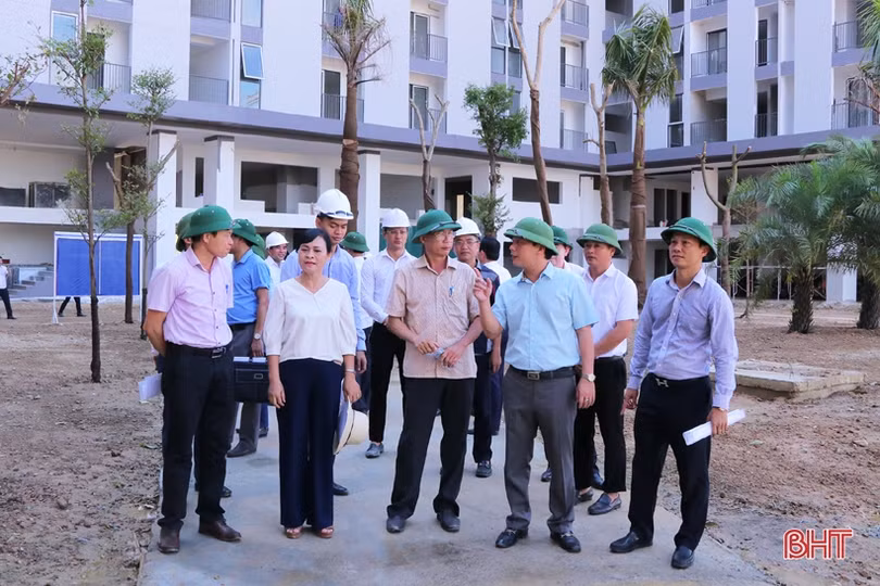 Chủ tịch UBND tỉnh Đặng Quốc Khánh: Gấp rút hoàn thành nâng cấp sân vận động trước 30/6