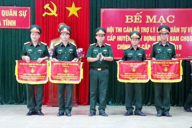 Trợ lý dân quân tự vệ cấp huyện Hà Tĩnh thi điều lệnh, bắn súng tiểu liên