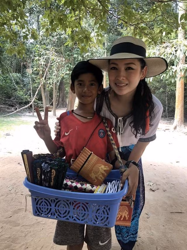 Cậu bé bán hàng rong nói tốt 15 thứ tiếng bây giờ ra sao?