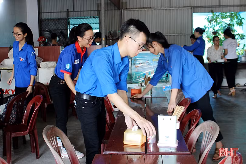 Đoàn trường THPT Cẩm Bình nấu ăn miễn phí cho thí sinh ở xa