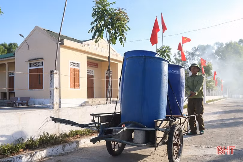 Cán bộ và người dân vùng đất cát Hà Tĩnh kéo xe “giải cứu” cây xanh