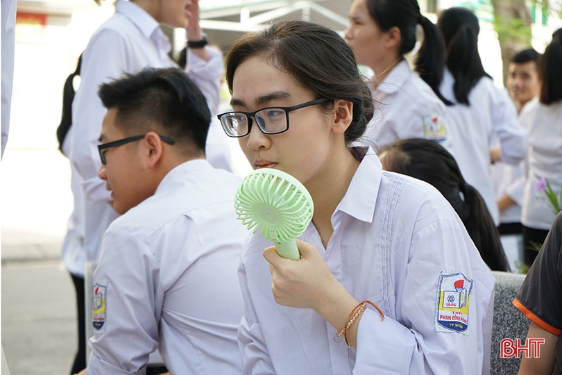 Sỹ tử Hà Tĩnh đội nắng, tự tin bước vào kỳ thi THPT quốc gia
