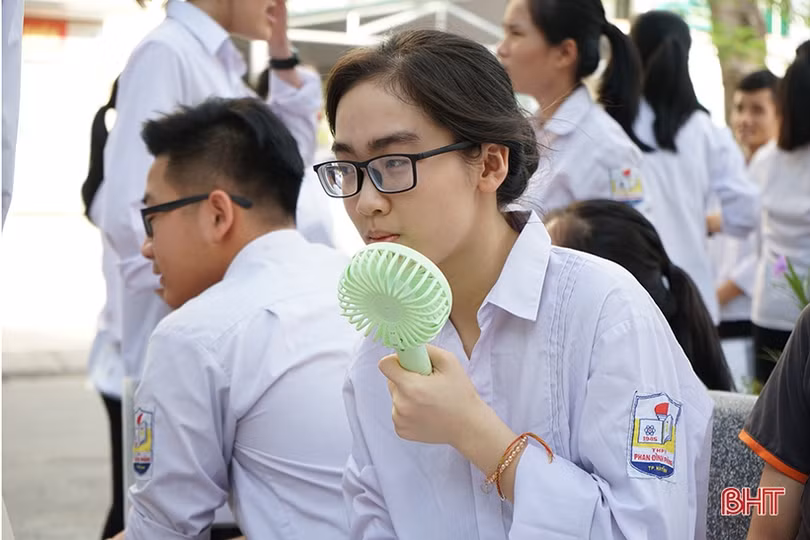 Sỹ tử Hà Tĩnh đội nắng, tự tin bước vào kỳ thi THPT quốc gia