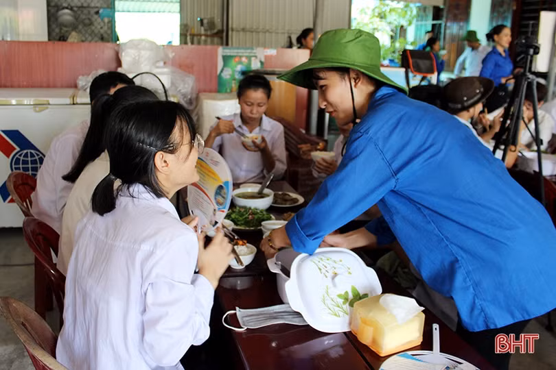 Đoàn trường THPT Cẩm Bình nấu ăn miễn phí cho thí sinh ở xa