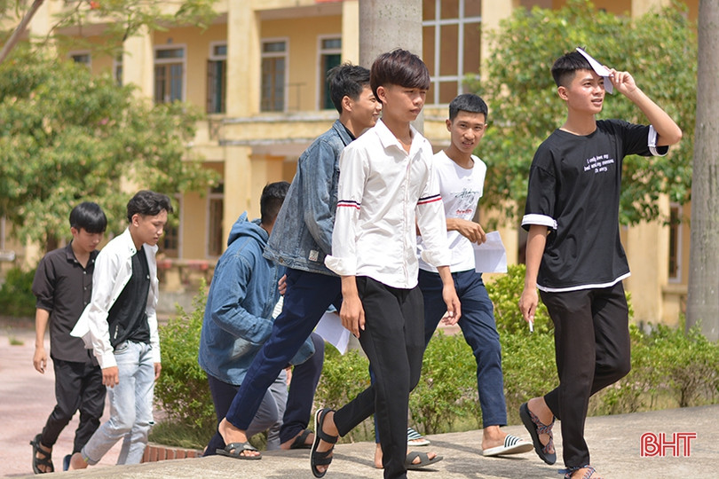 Sỹ tử Hà Tĩnh đội nắng, tự tin bước vào kỳ thi THPT quốc gia