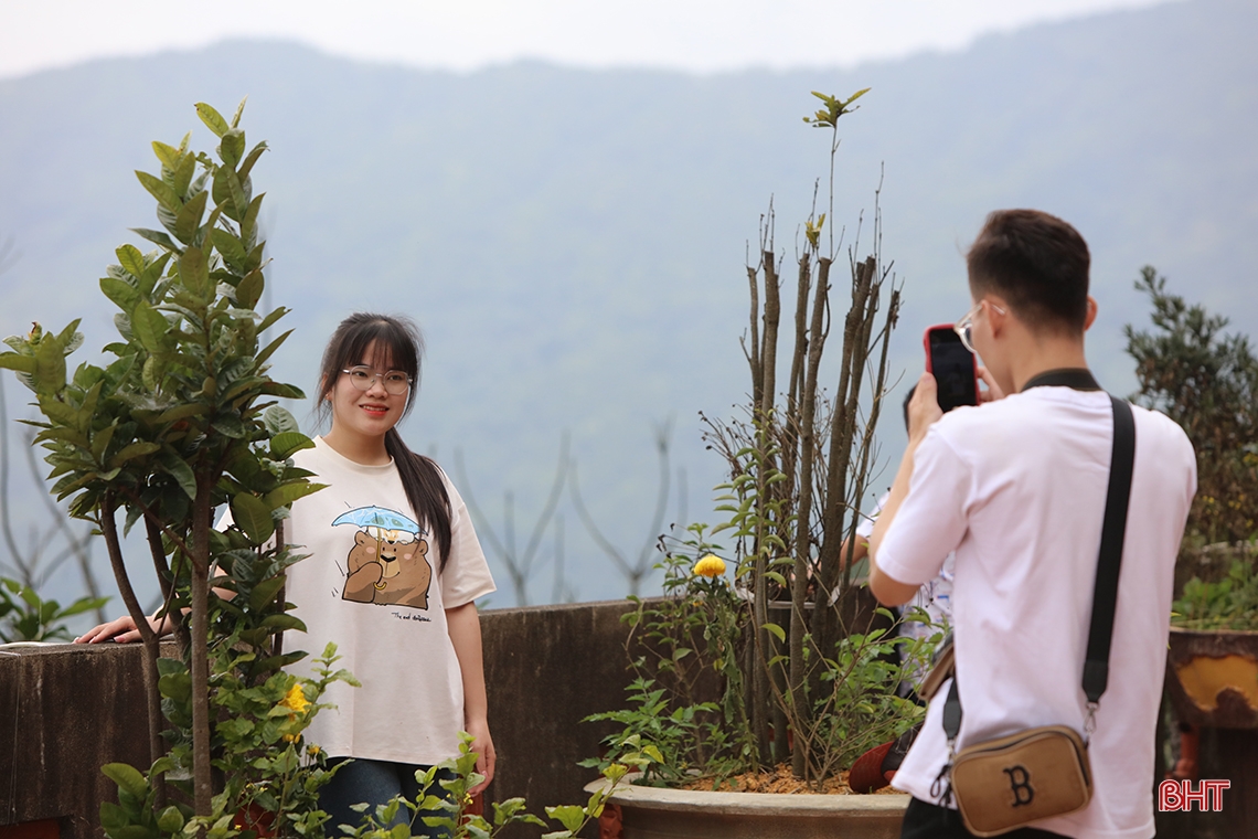 Nườm nượp du khách về chùa Hương Tích