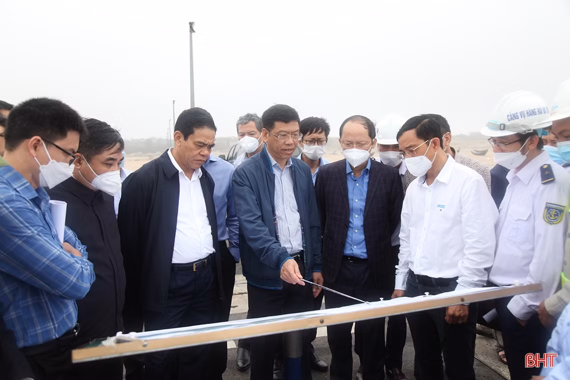 Thứ trưởng Bộ GTVT khảo sát thực tế cảng Vũng Áng – Sơn Dương