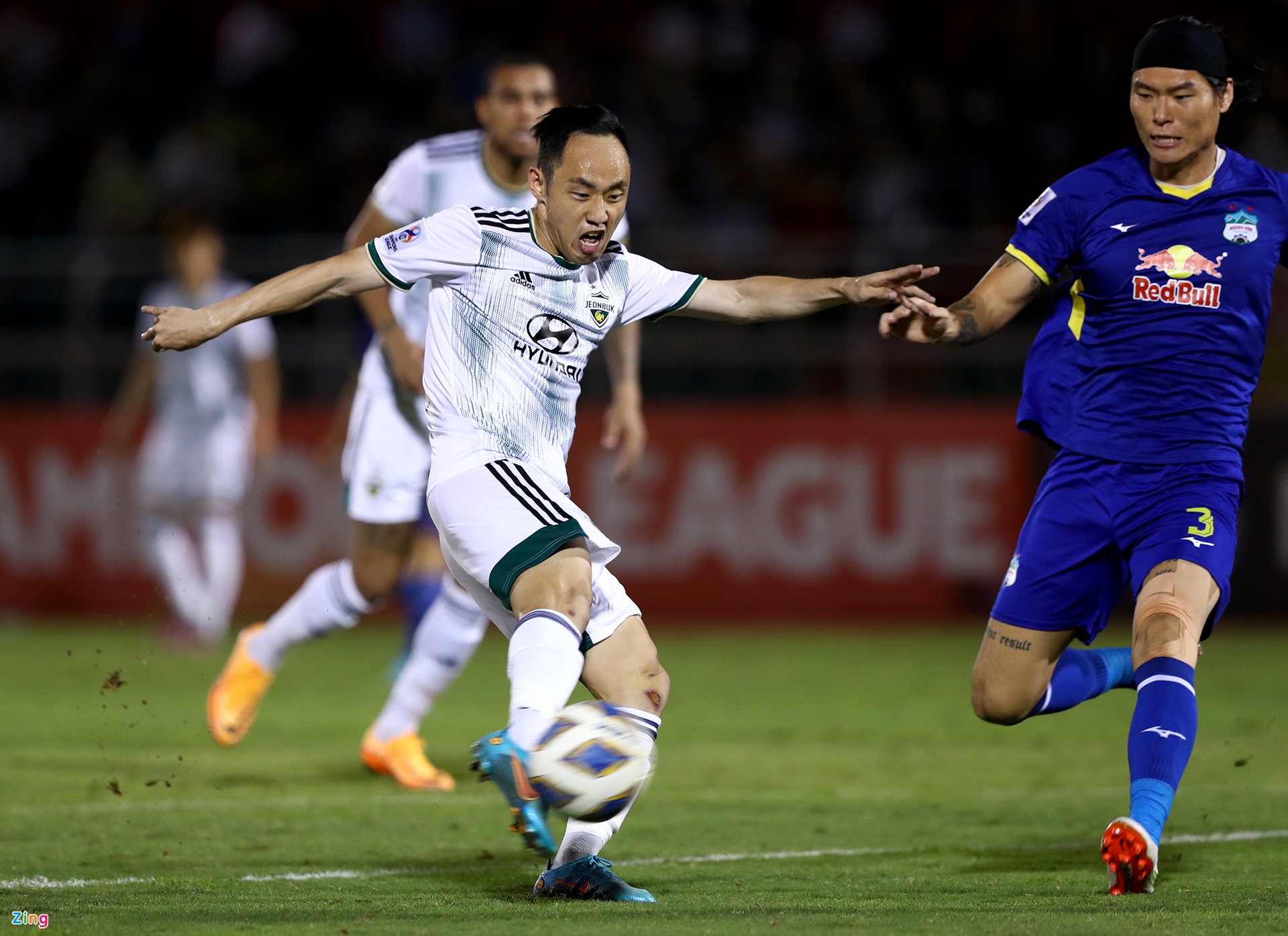 Xuân Trường khiến cầu thủ hay nhất Jeonbuk bất ngờ sau trận