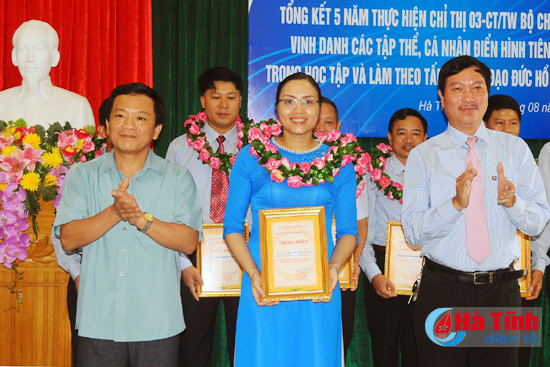 petrolimex ha tinh vinh danh cac dien hinh hoc va lam theo guong bac