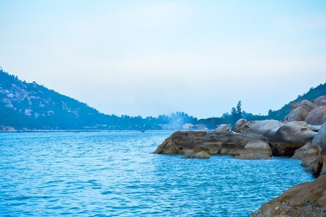 Những bãi đá nhiều hình dáng ở đảo Bình Ba. Ảnh: Tuấn Vũ. nhung hon dao dep de ban kham pha dip nghi le 2 9