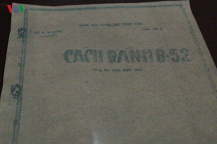 can canh ten lua sam 2 tung vit co may bay b 52 cua my