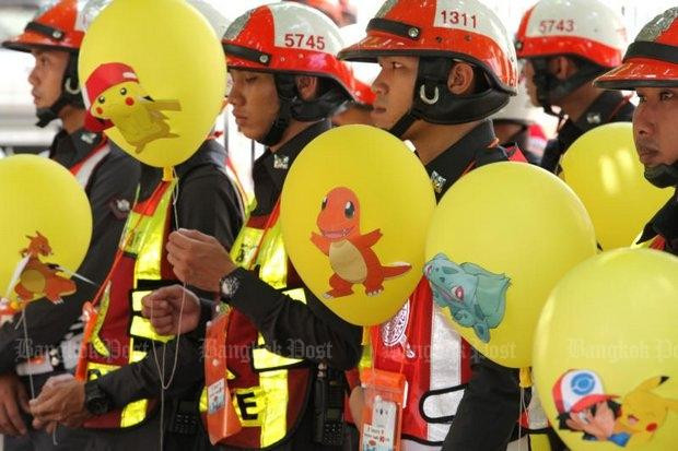 hang chuc canh sat thai lan nguy trang truy bat nguoi choi pokemon go