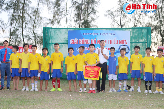 to chuc thanh cong giai bong da nam thieu nien loc ha nam 2016
