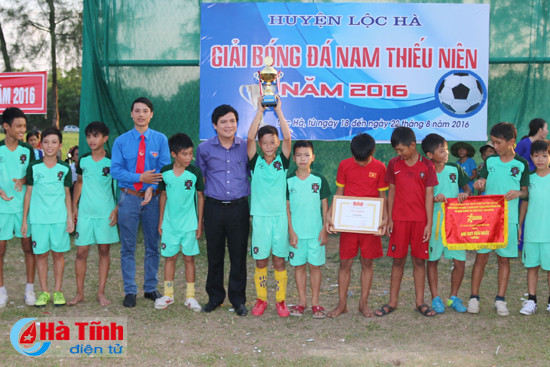 to chuc thanh cong giai bong da nam thieu nien loc ha nam 2016