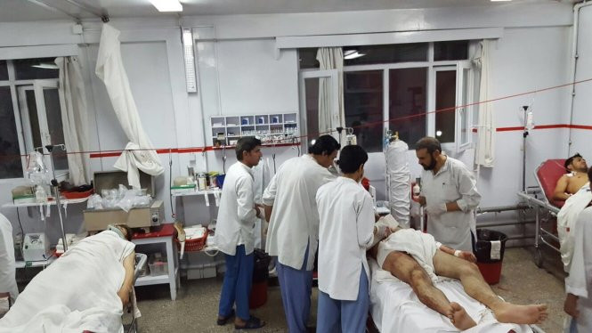 Các nạn nhân bị thương trong vụ tấn công đang được điều trị trong bệnh viện - Ảnh: Twitter Emergency dh my o kabul bi tan cong 1 nguoi chet 21 nguoi bi thuong
