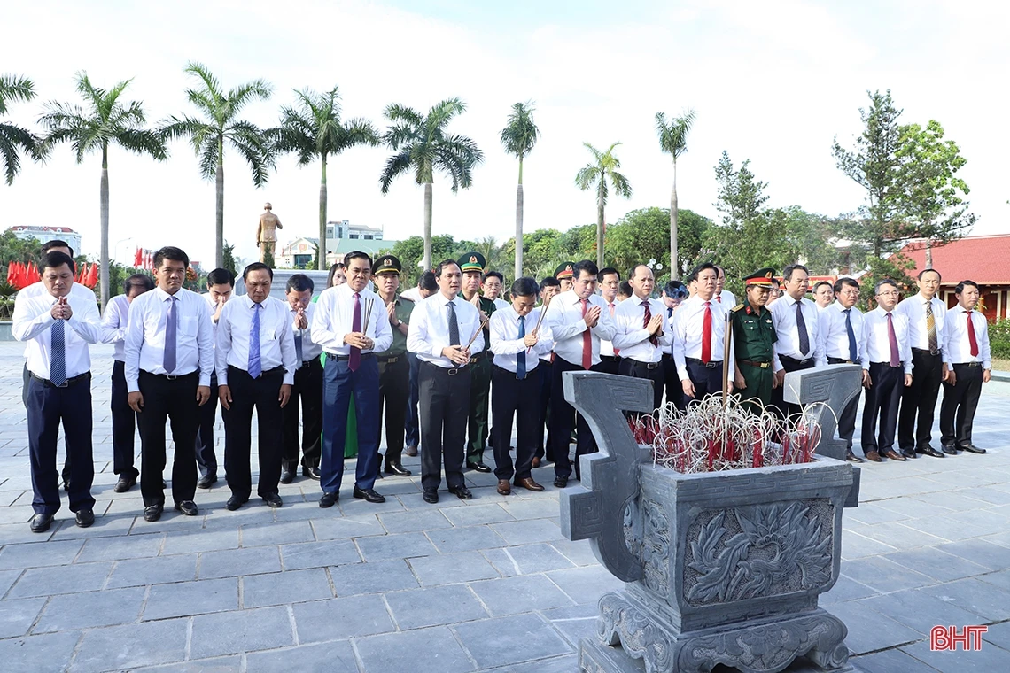 Lãnh đạo tỉnh Hà Tĩnh dâng hương tưởng niệm Chủ tịch Hồ Chí Minh