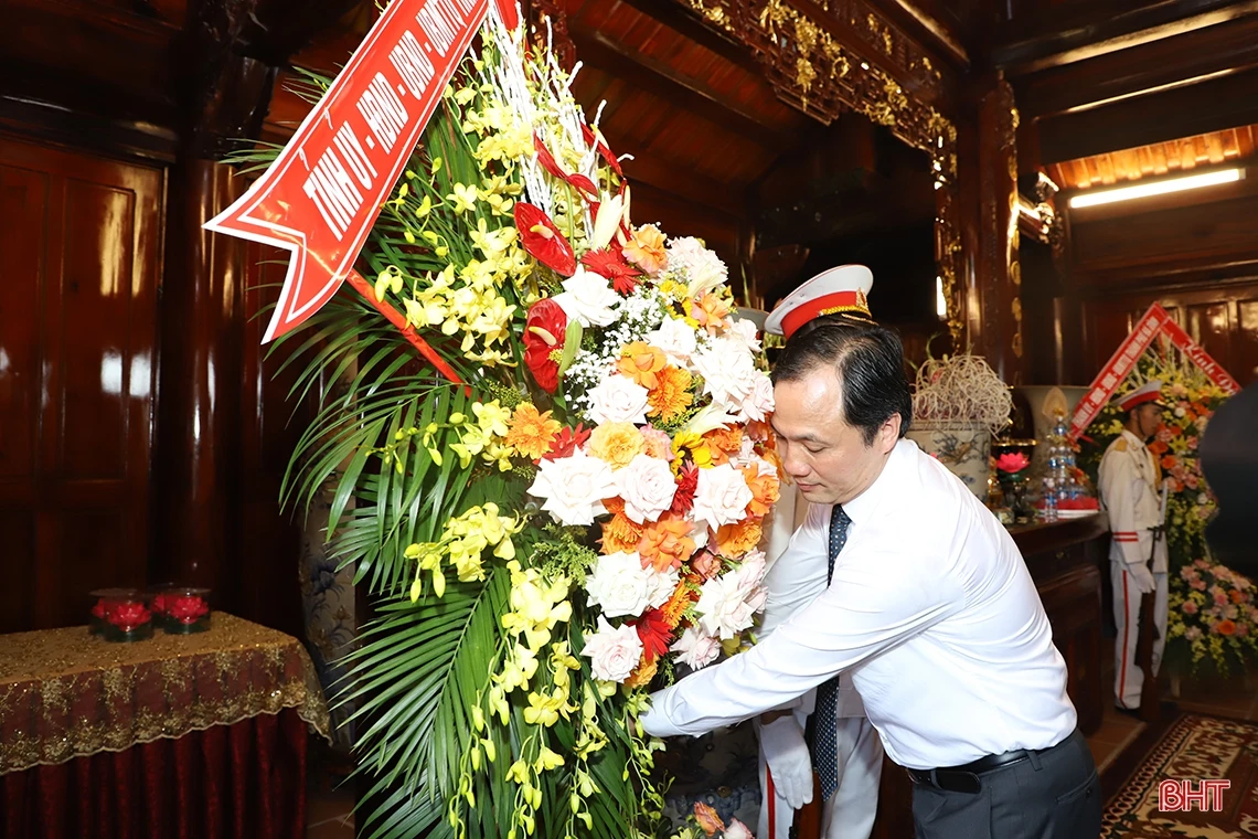 Lãnh đạo tỉnh Hà Tĩnh dâng hương tưởng niệm Chủ tịch Hồ Chí Minh