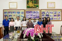 Chủ tịch Liên hiệp Hội Phụ nữ Việt Nam tại Đức về Hà Tĩnh nhận đỡ đầu học sinh đặc biệt khó khăn