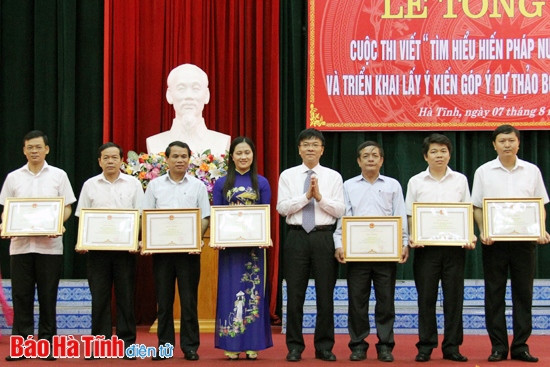 Phó Bí thư Tỉnh ủy Lê Thành Long và Phó Chủ tịch UBND tỉnh Nguyễn Hồng Lĩnh trao bằng khen cho các tập thể, cá nhân tổ chức, tham gia tốt cuộc thi