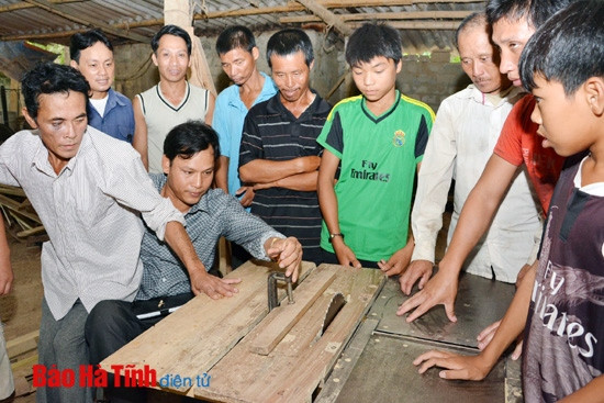 Gần 300 người khuyết tật Hà Tĩnh được dạy nghề, giải quyết việc làm ảnh 1