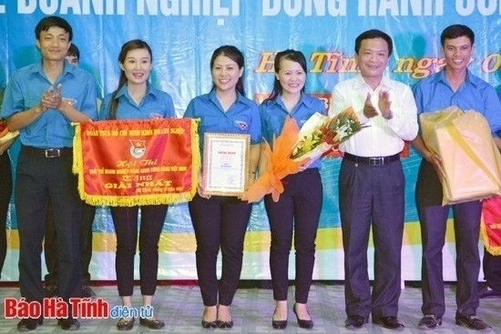 Bí thư Đảng ủy khối doanh nghiệp tỉnh Trần Văn Kỳ trao giải nhất Hội thi “Tuổi trẻ doanh nghiệp đồng hành cùng hàng Việt Nam” cho đội Công ty cổ phần Việt Hà