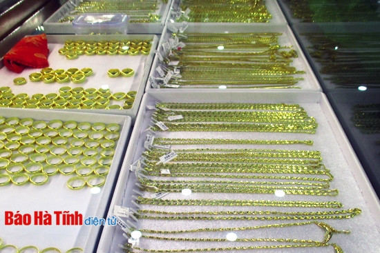 TP Hà Tĩnh: Người dân đội mưa, chen nhau mua vàng "rớt" giá! ảnh 2