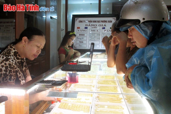TP Hà Tĩnh: Người dân đội mưa, chen nhau mua vàng "rớt" giá! ảnh 1