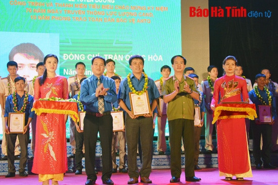 Tuyên dương đoàn viên xuất sắc và công trình thanh niên tiêu biểu ảnh 6