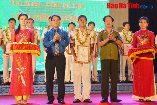 Tuyên dương đoàn viên xuất sắc và công trình thanh niên tiêu biểu ảnh 5