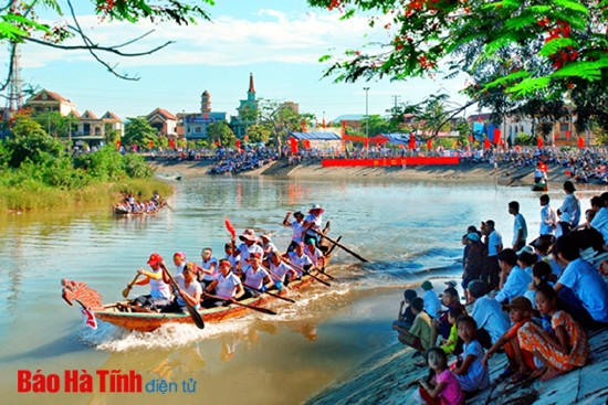 Đua thuyền trên sông Cày - một trong những hoạt động mang đậm nét đẹp văn hóa của người dân Thạch Hà. Ảnh: Văn Bảy Đua thuyền trên sông Cày - một trong những hoạt động mang đậm nét đẹp văn hóa của người dân Thạch Hà. Ảnh: Văn Bảy