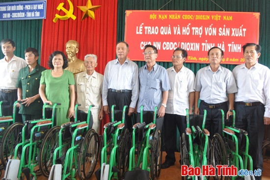 Tặng quà, hỗ trợ vốn sản xuất cho nạn nhân chất độc da cam ảnh 2