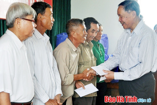 Tặng quà, hỗ trợ vốn sản xuất cho nạn nhân chất độc da cam ảnh 1