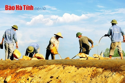 Nhân dân xã Sơn Kim 1 làm đường liên thôn ở xã. Ảnh: Đậu Bình