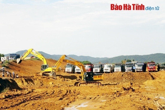 Công ty CP Tập đoàn Hoành Sơn - doanh nghiệp Hà Tĩnh có nguồn nhân lực kỹ thuật cao và phương tiện thi công hiện đại đã thực hiện nhiều công trình dự án lớn trên địa bàn.