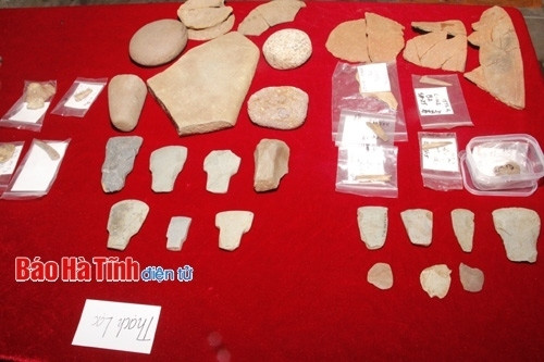 Nhiều hiện vật khảo cổ có niên đại hàng nghìn năm được phát hiện tại các di chỉ Thạch Lạc và Rú Điệp (Thạch Hà) Nhiều hiện vật khảo cổ có niên đại hàng nghìn năm được phát hiện tại các di chỉ Thạch Lạc và Rú Điệp (Thạch Hà)